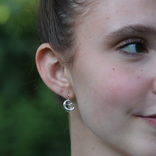 Frau mit Brezn-Ohrring von Trachtstück, Detail am Ohr