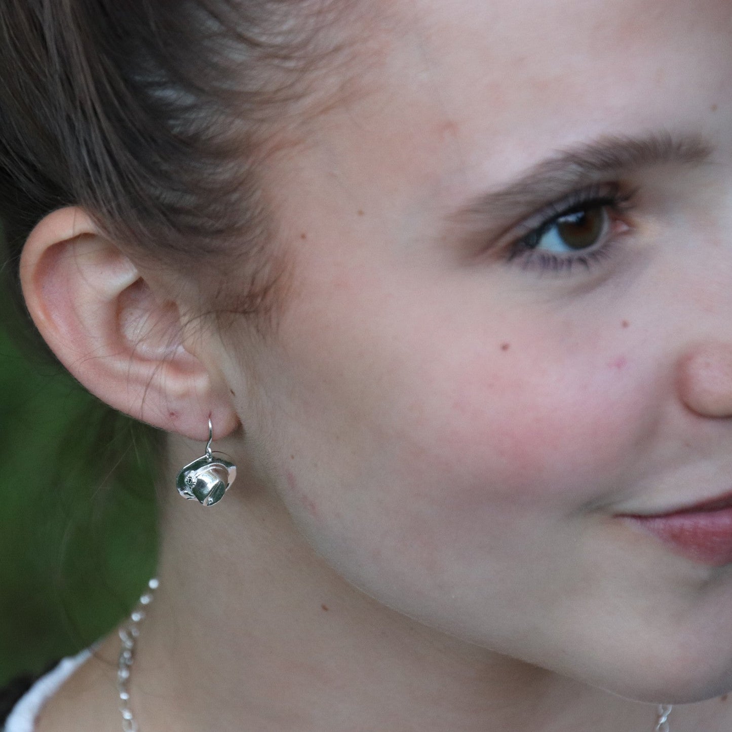 Frau mit Huat-Ohrringen aus Argentium Silber