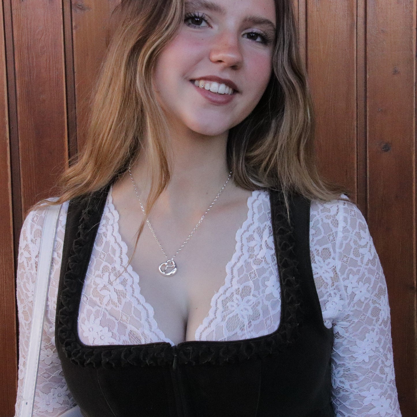 Brezn-Anhänger getragen zum dunklen Samt-Dirndl