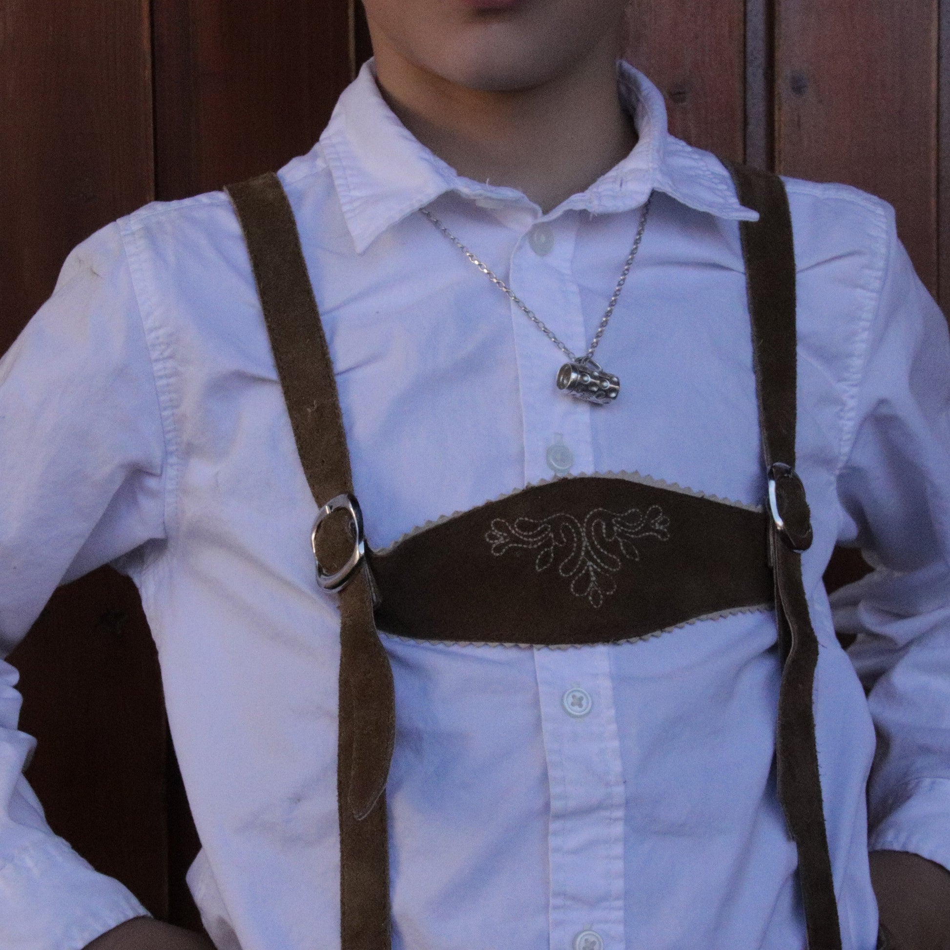 Bub in Lederhosen mit Masskrug-Halskette von Trachtstück