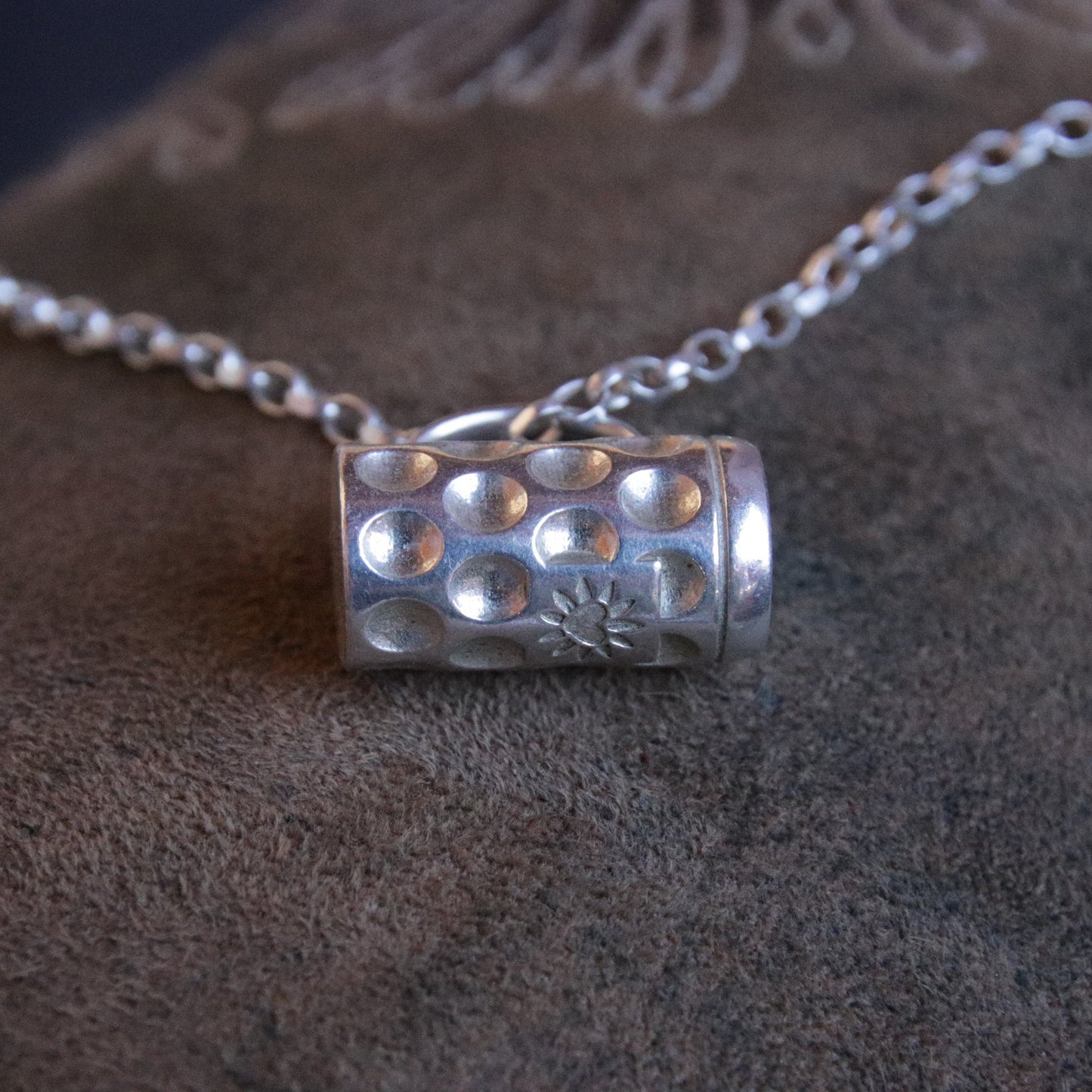 Masskrug-Anhänger aus Argentium 940 Silber mit Silberkette auf Lederhosen-Leder