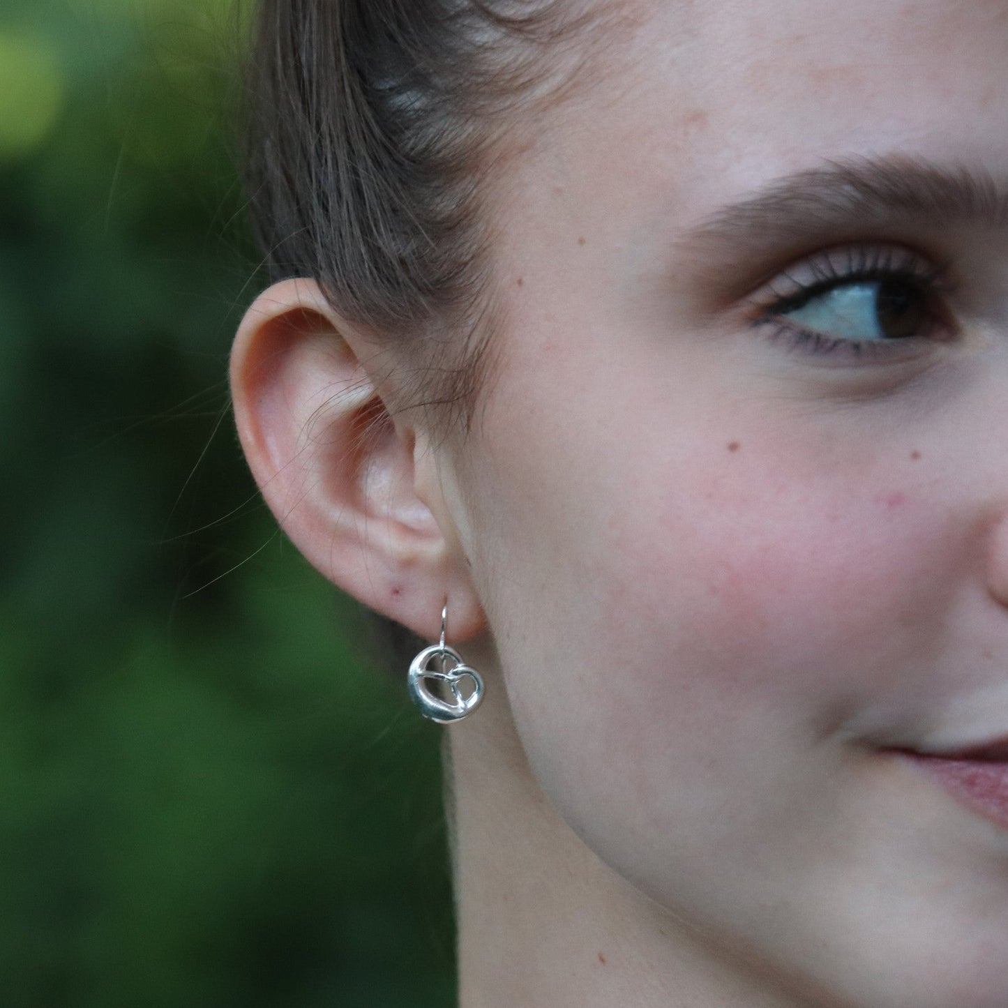 Frau mit Brezn-Ohrring von Trachtstück, Detail am Ohr