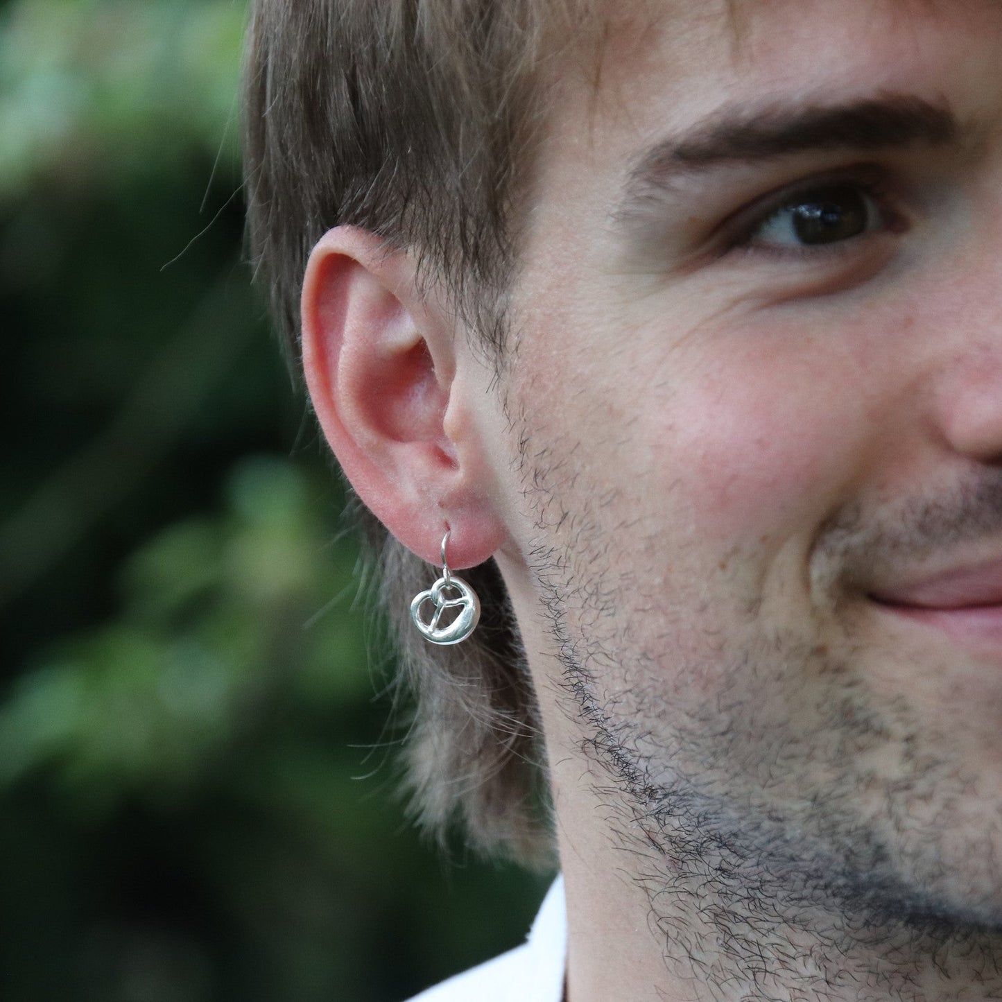 Mann mit Brezn-Ohrring aus Argentium Silber