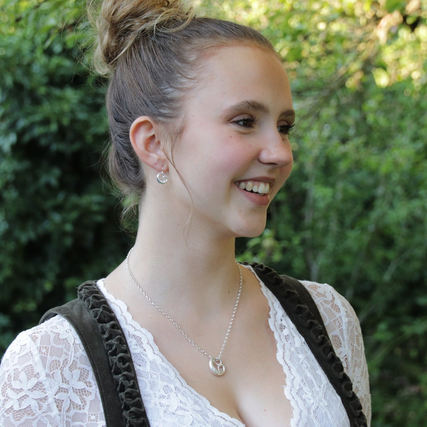 Frau im Dirndl mit Brezn-Schmuck von Trachtstück