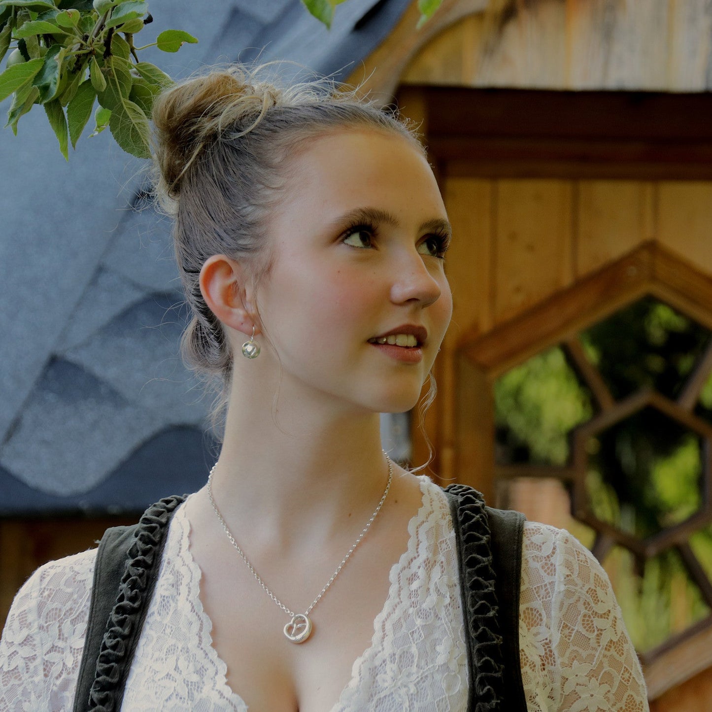 Frau im Dirndl mit Huat-Schmuck von Trachtstück